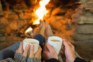 le couple devant le Feu de camp