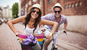 une Femme avec un Homme sur le Vélo